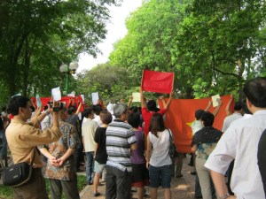 Tường thuật trực tiếp cuộc biểu tình ôn hoà phản đối Trung quốc ngày 12/6/2011 10hn