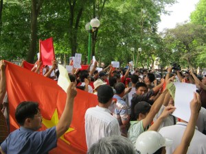 Tường thuật trực tiếp cuộc biểu tình ôn hoà phản đối Trung quốc ngày 12/6/2011 11hn