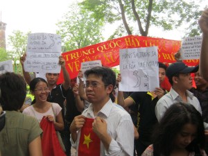 Tường thuật trực tiếp cuộc biểu tình ôn hoà phản đối Trung quốc ngày 12/6/2011 14hn