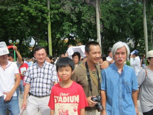 Tường thuật trực tiếp cuộc biểu tình ôn hoà phản đối Trung quốc ngày 12/6/2011 15hn1