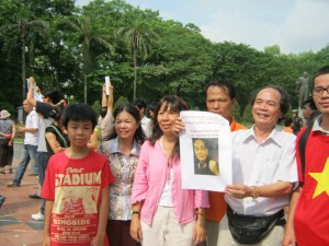 Tường thuật trực tiếp cuộc biểu tình ôn hoà phản đối Trung quốc ngày 12/6/2011 17hn