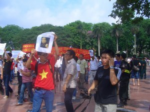 Tường thuật trực tiếp cuộc biểu tình ôn hoà phản đối Trung quốc ngày 12/6/2011 4hn