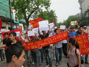 Tường thuật trực tiếp cuộc biểu tình ôn hoà phản đối Trung quốc ngày 12/6/2011 7hn