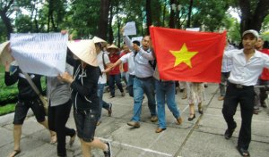 Tường thuật trực tiếp cuộc biểu tình ôn hoà phản đối Trung quốc ngày 12/6/2011 Btsg1
