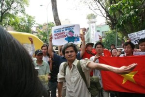 Tường thuật trực tiếp cuộc biểu tình ôn hoà phản đối Trung quốc ngày 12/6/2011 Picture250