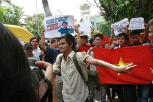 Tường thuật trực tiếp cuộc biểu tình ôn hoà phản đối Trung quốc ngày 12/6/2011 Picture251