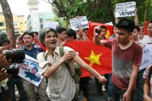 Tường thuật trực tiếp cuộc biểu tình ôn hoà phản đối Trung quốc ngày 12/6/2011 Picture252