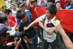 Tường thuật trực tiếp cuộc biểu tình ôn hoà phản đối Trung quốc ngày 12/6/2011 Picture253