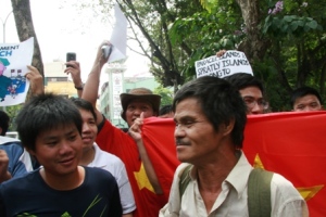Tường thuật trực tiếp cuộc biểu tình ôn hoà phản đối Trung quốc ngày 12/6/2011 Picture257