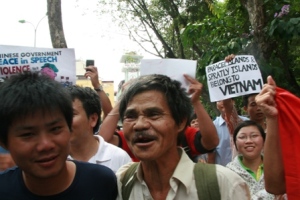 Tường thuật trực tiếp cuộc biểu tình ôn hoà phản đối Trung quốc ngày 12/6/2011 Picture258