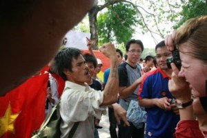 Tường thuật trực tiếp cuộc biểu tình ôn hoà phản đối Trung quốc ngày 12/6/2011 Picture261