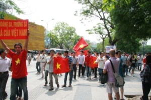 Tường thuật trực tiếp cuộc biểu tình ôn hoà phản đối Trung quốc ngày 12/6/2011 Picture266