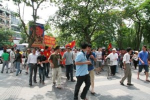 Tường thuật trực tiếp cuộc biểu tình ôn hoà phản đối Trung quốc ngày 12/6/2011 Picture267