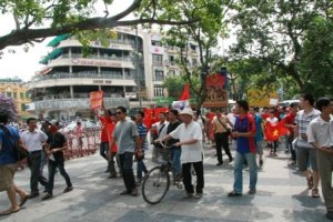 Tường thuật trực tiếp cuộc biểu tình ôn hoà phản đối Trung quốc ngày 12/6/2011 Picture268
