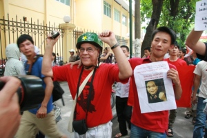 Tường thuật trực tiếp cuộc biểu tình ôn hoà phản đối Trung quốc ngày 12/6/2011 Picture2b049