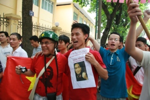 Tường thuật trực tiếp cuộc biểu tình ôn hoà phản đối Trung quốc ngày 12/6/2011 Picture2b050