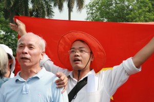 Tường thuật trực tiếp cuộc biểu tình ôn hoà phản đối Trung quốc ngày 12/6/2011 Picture2b064