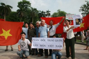 Tường thuật trực tiếp cuộc biểu tình ôn hoà phản đối Trung quốc ngày 12/6/2011 Picture2b065