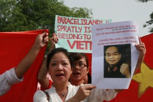 Tường thuật trực tiếp cuộc biểu tình ôn hoà phản đối Trung quốc ngày 12/6/2011 Picture2b067
