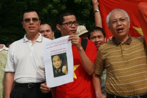 Tường thuật trực tiếp cuộc biểu tình ôn hoà phản đối Trung quốc ngày 12/6/2011 Picture2b068