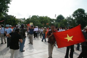 Tường thuật trực tiếp cuộc biểu tình ôn hoà phản đối Trung quốc ngày 12/6/2011 Picture2b069
