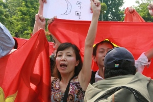 Tường thuật trực tiếp cuộc biểu tình ôn hoà phản đối Trung quốc ngày 12/6/2011 Picture2b086