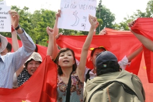 Tường thuật trực tiếp cuộc biểu tình ôn hoà phản đối Trung quốc ngày 12/6/2011 Picture2b087