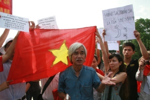 Tường thuật trực tiếp cuộc biểu tình ôn hoà phản đối Trung quốc ngày 12/6/2011 Picture2b107
