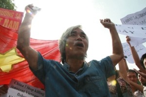 Tường thuật trực tiếp cuộc biểu tình ôn hoà phản đối Trung quốc ngày 12/6/2011 Picture2b111