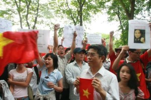 Tường thuật trực tiếp cuộc biểu tình ôn hoà phản đối Trung quốc ngày 12/6/2011 Picture2b143
