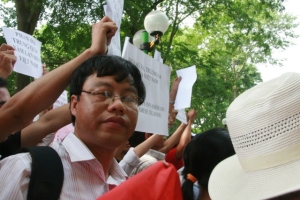 Tường thuật trực tiếp cuộc biểu tình ôn hoà phản đối Trung quốc ngày 12/6/2011 Picture2b146