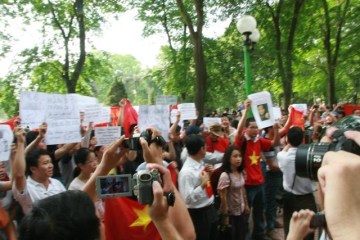 Tường thuật trực tiếp cuộc biểu tình ôn hoà phản đối Trung quốc ngày 12/6/2011 Picture2b150