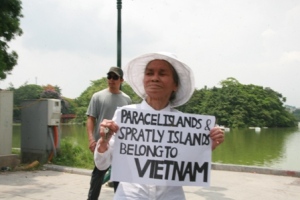 Tường thuật trực tiếp cuộc biểu tình ôn hoà phản đối Trung quốc ngày 12/6/2011 Picture2b263