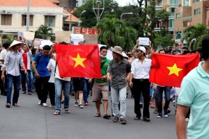 Tường thuật trực tiếp cuộc biểu tình ôn hoà phản đối Trung quốc ngày 12/6/2011 Sg03