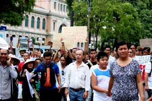 Tường thuật trực tiếp cuộc biểu tình ôn hoà phản đối Trung quốc ngày 12/6/2011 Sg04