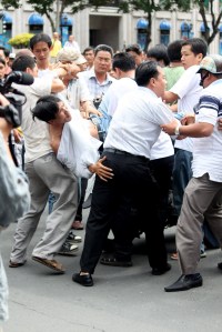Tường thuật trực tiếp cuộc biểu tình ôn hoà phản đối Trung quốc ngày 12/6/2011 Sg05