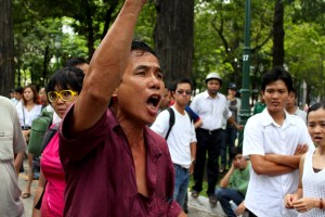 Tường thuật trực tiếp cuộc biểu tình ôn hoà phản đối Trung quốc ngày 12/6/2011 Sg07