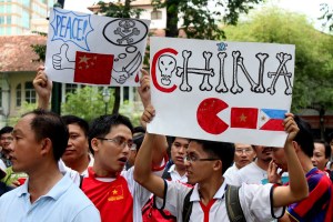 Tường thuật trực tiếp cuộc biểu tình ôn hoà phản đối Trung quốc ngày 12/6/2011 Sg08