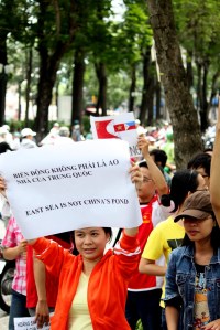 Tường thuật trực tiếp cuộc biểu tình ôn hoà phản đối Trung quốc ngày 12/6/2011 Sg09