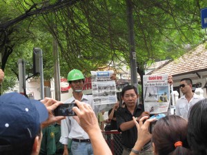 Tường thuật trực tiếp cuộc biểu tình ôn hoà phản đối Trung quốc ngày 12/6/2011 Sg13